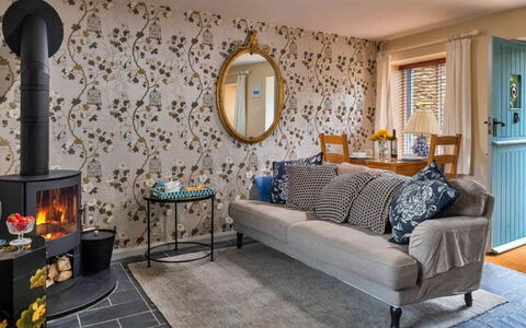 Coulscott Bantam Cottage: Møbel, Indretning, Gulvbelægning, Væg, Etage, Stue, Værelse, Textile, Belysning, Bord