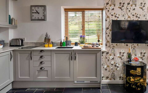 Coulscott Bantam Cottage: Køkken, Indretning, Møbel, Countertop, Cabinetry, Træ, Gulvbelægning, Køkken Apparat, Hjem, Belysning
