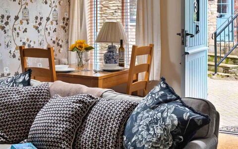 Coulscott Bantam Cottage: Møbel, Indretning, Væg, Gulvbelægning, Træ, Etage, Værelse, Stue, Throw Pillow, Pude
