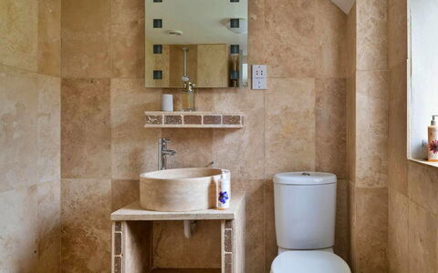 Coulscott Bantam Cottage: Væg, Gulvbelægning, Etage, Sanitærarmatur, Indretning, Badeværelse, Flise, Vvs, Værelse, Toilet