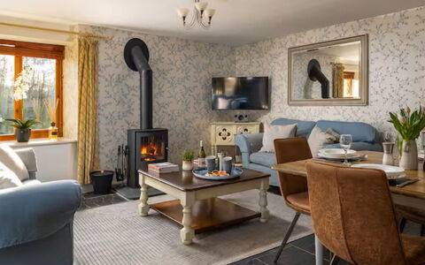 Coulscott Aylesbury Cottage: Møbel, Indretning, Gulvbelægning, Stue, Træ, Couch, Værelse, Bord, Hearth, Billedramme