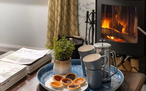 Coulscott Aylesbury Cottage: Møbel, Bordservice, Indretning, Gulvbelægning, Bord, Serveware, Værelse, Hearth, Stue, Stol