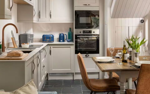 Coulscott Aylesbury Cottage: Køkken, Møbel, Køkken Apparat, Countertop, Cabinetry, Større Bandage, Indretning, Træ, Gulvbelægning, Husholdningsapparat