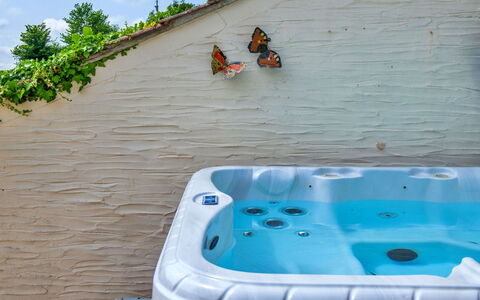 Coulscott Aylesbury Cottage: Badekar, Kompositmateriale, Sanitærarmatur, Svømmepøl, Jacuzzi, Blomsterkrukke, Stueplante, Udendørs Møbler, Water Feature