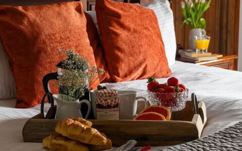 Coulscott Farmhouse: Møbel, Indretning, Sengetøj, Belysning, Soveværelse, Throw Pillow, Pude, Pude, Mad, Værelse