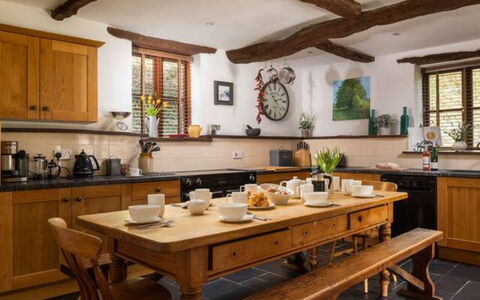 Coulscott House: Møbel, Køkken, Indretning, Træ, Gulvbelægning, Countertop, Cabinetry, Bord, Køkken Apparat, Belysning