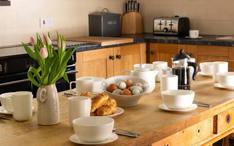 Coulscott Georgian House: Bordservice, Møbel, Køkken, Serveware, Køkken Apparat, Countertop, Cabinetry, Tallerkner, Porcelæn