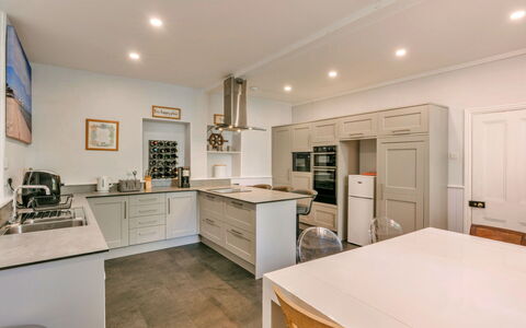 Wallingbrook Lodge: Køkken, Cabinetry, Countertop, Indretning, Køkken Apparat, Møbel, Gulvbelægning, Etage, Træ, Større Bandage