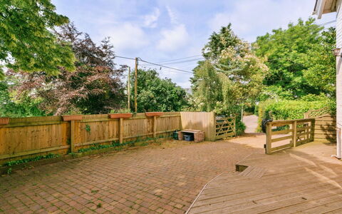 Wallingbrook Lodge: Træ, Have, Hegn, Home Fencing, Bejdse, Landscaping, Hårdttræ, Backyard, Planke, Walkway