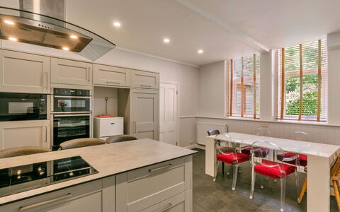 Wallingbrook Lodge: Køkken, Gulvbelægning, Indretning, Træ, Loft, Cabinetry, Etage, Countertop, Møbel, Køkken Apparat