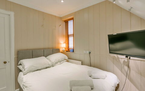 Wallingbrook Lodge: Seng, Indretning, Soveværelse, Træ, Gulvbelægning, Etage, Sengetøj, Sengetøj, Møbel, Loft