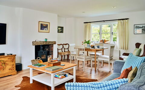 Coachmans Cottage: Møbel, Indretning, Gulvbelægning, Couch, Etage, Værelse, Bord, Træ, Loft, Stue