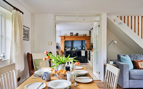 Coachmans Cottage: Møbel, Indretning, Stol, Gulvbelægning, Væg, Bord, Træ, Køkken & Spisebord, Loft, Spisestue