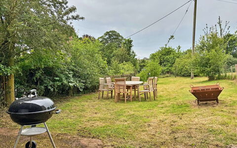 Coachmans Cottage: Træ, Have, Land Lot, Landdistrikt, Møbel, Lawn, Backyard, Udendørs Møbler, Stol