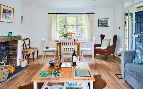 Coachmans Cottage: Møbel, Indretning, Gulvbelægning, Couch, Bord, Værelse, Træ, Stol, Etage, Stue
