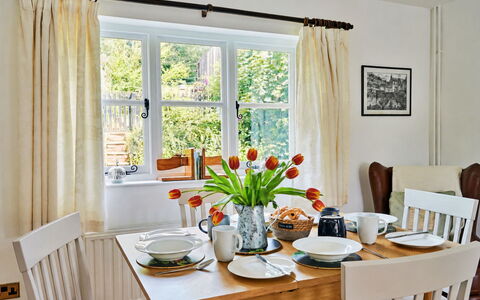 Coachmans Cottage: Møbel, Indretning, Spisestue, Bord, Bordservice, Træ, Stol, Køkken & Spisebord, Textile, Belysning