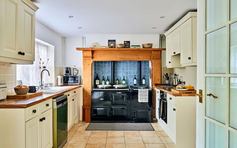 Coachmans Cottage: Køkken, Køkken Apparat, Cabinetry, Møbel, Countertop, Indretning, Større Bandage, Træ, Gulvbelægning, Komfur