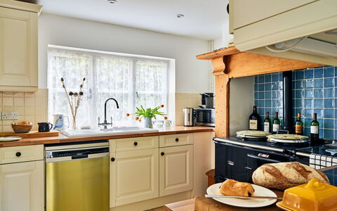 Coachmans Cottage: Køkken, Køkken Apparat, Countertop, Cabinetry, Indretning, Møbel, Større Bandage, Gulvbelægning, Skuffe, Belysning