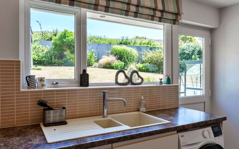 Paw'S Rest: Køkken, Countertop, Indretning, Sanitærarmatur, Køkken Apparat, Gulvbelægning, Hjem, Tap, Cabinetry, Belysning