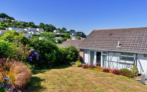 Paw'S Rest: Hus, Tag, Busk, Sommerhus, Hjem, Boligområde, Have, Bunddække, Estate