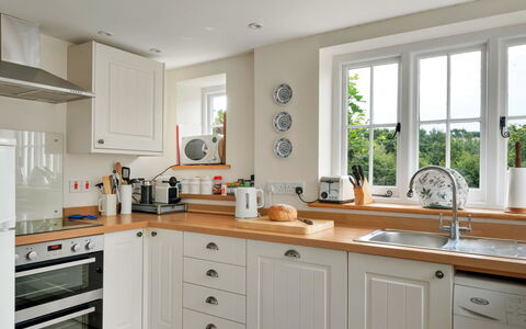 Filspholly: Køkken, Countertop, Køkken Apparat, Cabinetry, Indretning, Møbel, Træ, Gulvbelægning, Større Bandage, Hjem