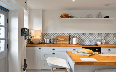 Horseshoe Cottage: Køkken, Countertop, Køkken Apparat, Møbel, Cabinetry, Indretning, Større Bandage, Gulvbelægning, Husholdningsapparat, Komfur