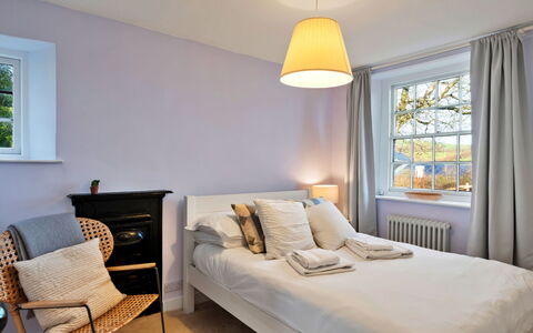 Horseshoe Cottage: Indretning, Seng, Soveværelse, Møbel, Gulvbelægning, Etage, Sengetøj, Loft, Træ, Sengetøj