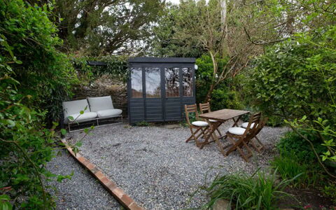 Horseshoe Cottage: Busk, Have, Plantesamfund, Møbel, Udendørs Møbler, Backyard, Blomsterkrukke, Garden Bygninger, Udendørs Bord