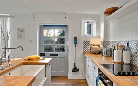 Horseshoe Cottage: Countertop, Køkken, Møbel, Cabinetry, Indretning, Køkken Apparat, Gulvbelægning, Større Bandage, Træ, Køkkenvask