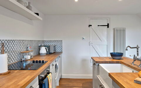 Horseshoe Cottage: Køkken, Countertop, Køkken Apparat, Møbel, Gulvbelægning, Indretning, Cabinetry, Træ, Større Bandage, Etage