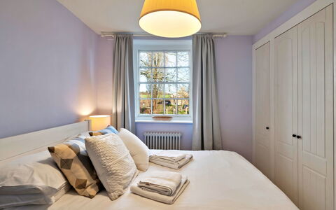 Horseshoe Cottage: Indretning, Seng, Soveværelse, Møbel, Gulvbelægning, Træ, Loft, Etage, Sengetøj, Sengetøj
