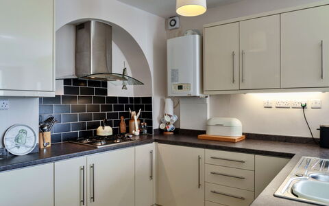 Westward Ho 604: Køkken Apparat, Køkken, Countertop, Indretning, Cabinetry, Større Bandage, Husholdningsapparat, Møbel, Væg, Komfur