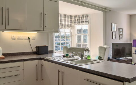 Westward Ho 604: Køkken, Countertop, Indretning, Køkken Apparat, Møbel, Større Bandage, Cabinetry, Gulvbelægning, Loft, Husholdningsapparat