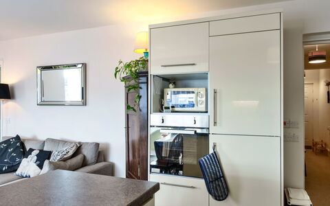 Westward Ho 604: Køkken Apparat, Møbel, Cabinetry, Indretning, Større Bandage, Køkken, Husholdningsapparat, Gulvbelægning, Countertop, Træ