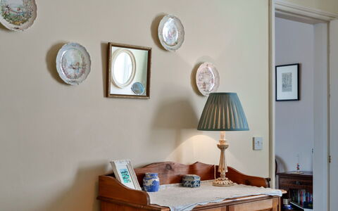Westward Ho 604: Indretning, Billedramme, Værelse, Maling, Bejdse, Molding, Hårdttræ, Porcelæn, Skuffe, Lampe