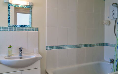 Westward Ho 604: Badeværelse, Blå, Sanitærarmatur, Indretning, Væg, Gulvbelægning, Etage, Håndvask, Tap, Vvs