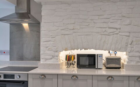 Hillside Rise: Indretning, Køkken, Loft, Countertop, Køkken Apparat, Cabinetry, Naturmateriale, Stenmur, Design, Husholdningsapparat