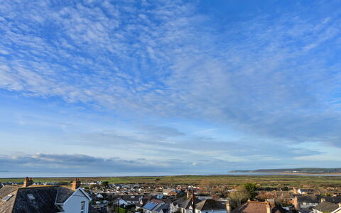 Hillside Rise: Himmel, Blå, Daytime, Sky, Horisont, Boligområde, Tag, Menneskelig Bosættelse, Cumulus, Sollys