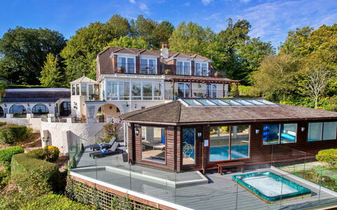 Cliff Lodge: Hjem, Hus, Tag, Boligområde, Estate, Sommerhus, Mansion, Have, Villa, Veranda