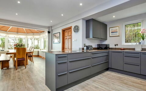 Cliff Lodge: Gulvbelægning, Køkken, Indretning, Møbel, Etage, Træ, Cabinetry, Countertop, Større Bandage, Køkken Apparat