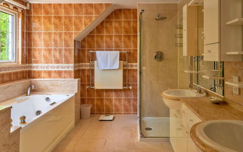 Cliff Lodge: Badeværelse, Indretning, Sanitærarmatur, Gulvbelægning, Badekar, Væg, Etage, Håndvask, Tap, Badeværelsesvask