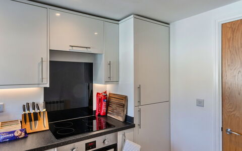 Harbour View: Køkken Apparat, Køkken, Større Bandage, Countertop, Cabinetry, Indretning, Husholdningsapparat, Træ, Gulvbelægning, Komfur