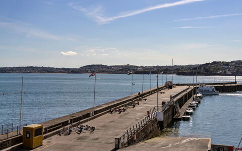 Harbour View: Vand, Krop Af Vand, Vandressourcer, Vandvej, Coastal Og Oceaniske Landskabsformer, Kanal, Hav, Dok, Kyst, Sø