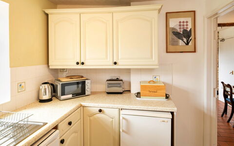Lea Hill, Nuthatch: Countertop, Køkken, Køkken Apparat, Cabinetry, Indretning, Større Bandage, Træ, Møbel, Gulvbelægning, Belysning