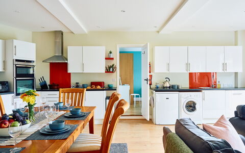The Barn at Courtleigh: Møbel, Indretning, Gulvbelægning, Etage, Træ, Loft, Køkken, Værelse, Større Bandage, Stol