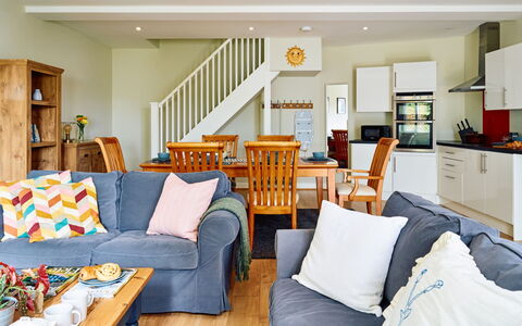The Barn at Courtleigh: Møbel, Indretning, Couch, Gulvbelægning, Etage, Træ, Loft, Stue, Værelse, Bord