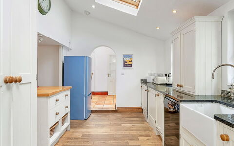 Larkrise: Indretning, Gulvbelægning, Møbel, Væg, Etage, Cabinetry, Træ, Countertop, Loft, Køkken