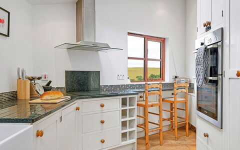 Larkrise: Gulvbelægning, Indretning, Cabinetry, Træ, Køkken, Countertop, Etage, Køkken Apparat, Hjem, Loft
