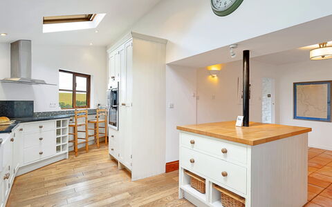 Larkrise: Møbel, Gulvbelægning, Indretning, Cabinetry, Træ, Køkken, Countertop, Etage, Loft, Køkken Apparat