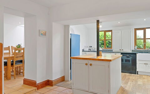 Larkrise: Gulvbelægning, Møbel, Indretning, Væg, Etage, Træ, Cabinetry, Countertop, Loft, Køkken